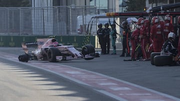 Esteban Ocon entrando en boxes con un maltrecho Force India durante la carrera de Bakú.