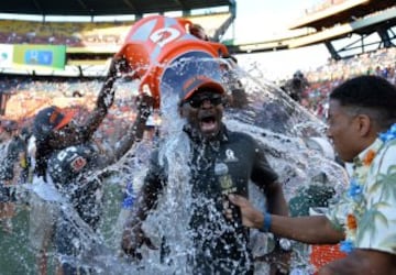 Michael Irvin, seleccionador del Pro Bowl, logró que su equipo venciera y por ello se llevó el típico remojón de la victoria a manos de Pacman Jones y Julio Jones.

