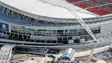 <b>IMPONENTE. </b>Un arco de 133 metros de altura ha sustituido a las míticas torres del nuevo Wembley.