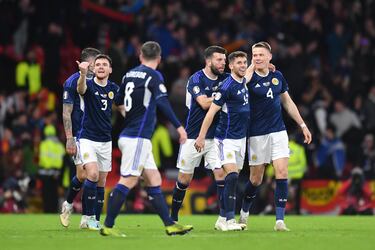 Los jugadores de la Selección de Escocia celebran el segundo tanto de Scott McTominay, cuarto gol del mediocentro en 2 partidos de la fase de clasificación a la Eurocopa.