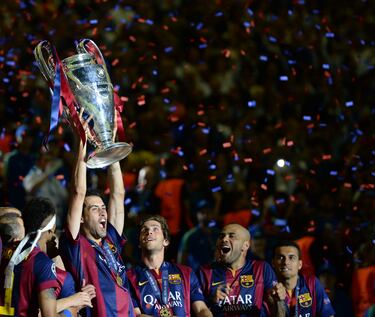 Es el tercer futbolista más laureado del club, por detrás de Messi (35) e igualado con Iniesta (32).