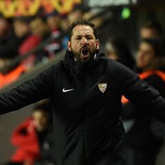 El Sevilla destituye a Machín y Caparrós se sienta en el banquillo