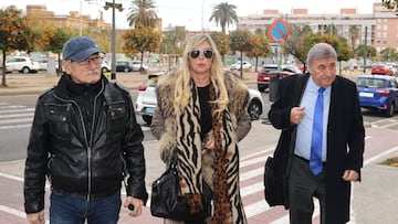 Manolo Cal, Malena Gracia y Tony Antonio a su llegada a la capilla ardiente del humorista Paco Arévalo, en el tanatorio Servisa, a 4 de enero de 2024, en Valencia, Comunidad Valenciana (España). El humorista Paco Arévalo falleció ayer por la noche, 3 de enero, a los 76 años de edad en su domicilio de Valencia. Fue encontrado por su hijo y aún se desconocen las causas de la muerte. Arévalo inició su carrera como humorista y actor cómico y le llevó a participar en varias películas, series y obras de teatro. Su mayor popularidad fue cuando apareció en el concurso televisivo, ‘Un, dos, tres, responda otra vez’. En sus inicios, trabajó en el show del ‘Bombero torero’ y en los últimos años, participó como colaborador de varios programas de televisión. El entierro se celebra mañana, 5 de enero en el Cementerio Parque de la Paz de Valencia.
FAMILIARES;ENTIERRO;MUERTE;FAMOSOS;FAMILIA
José Ramón Hernando / Europa Press
04/01/2024