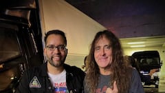 Integrante de Iron Maiden recibe jersey del Santos Laguna tras tocar en Tokio