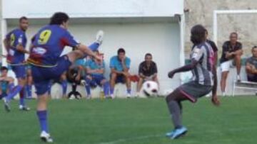 <b>FRENADOS. </b>M'bami no pudo superar al centro del campo levantino, que estuvo muy organizado.