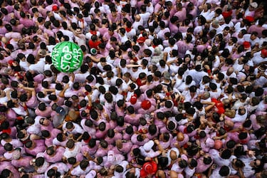 Los asistentes se reúnen para celebrar durante el "Chupinazo" que marca el inicio oficial de las Fiestas de San Fermín en la Plaza Consistorial, frente al Ayuntamiento de Pamplona.