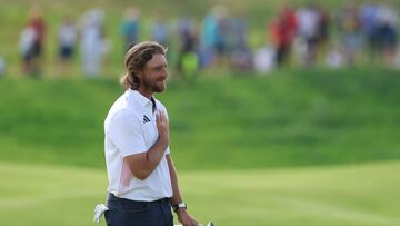 Britain's Thomas Fleetwood gestures as he leaves after completing the course in round 4 of the men�s golf individual stroke play of the Paris 2024 Olympic Games at Le Golf National in Guyancourt, south-west of Paris on August 4, 2024. (Photo by Emmanuel DUNAND / AFP)