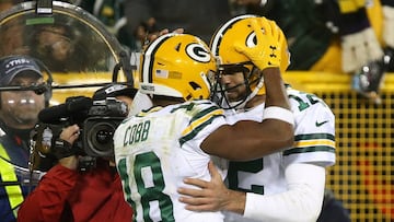 GREENBAY, WI - OCTOBER 20: Wide receiver Randall Cobb #18 of the Green Bay Packers celebrates with teammate quarterback Aaron Rodgers #12 after scoring a fourth quarter touchdown against the Chicago Bears at Lambeau Field on October 20, 2016 in Green Bay, Wisconsin. Dylan Buell/Getty Images/AFP
== FOR NEWSPAPERS, INTERNET, TELCOS & TELEVISION USE ONLY ==
