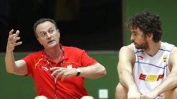 <b>RETOCANDO LOS ÚLTIMOS DETALLES. </b>Aíto García Reneses se sentó con Pau Gasol antes del entrenamiento y estuvieron hablando a solas durante cinco minutos.