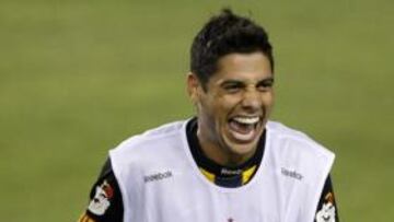 El Villarreal confirma la llegada de Cicinho al club