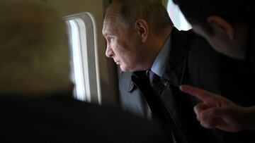 Russian President Vladimir Putin looks through a helicopter window during his flight to the Novatek-Murmansk's Offshore Superfacility Construction Center in the village of Belokamenka, in Murmansk region, Russia July 20, 2023. Sputnik/Alexander Kazakov/Kremlin via REUTERS ATTENTION EDITORS - THIS IMAGE WAS PROVIDED BY A THIRD PARTY.