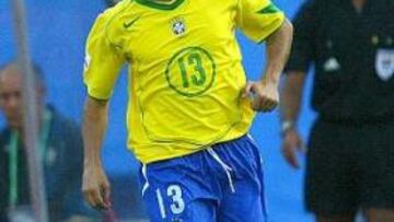 <B>ANIMA A SU AMIGO.</B> El lateral madridista confía en la temprana recuperación de Cafú.