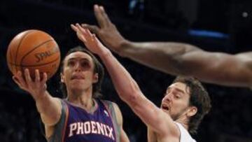 <b>EL JEFE. </b>Steve Nash mandó en Staples: aquí, anota ante Pau Gasol.