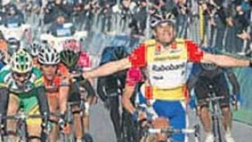 <b>OCHO ETAPAS. </b>Freire, con el maillot de líder, en uno de sus triunfos.