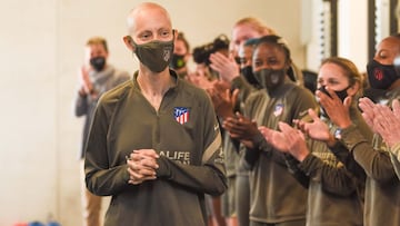 Virginia Torrecilla, jugadora del Atlético, es recibida con una calurosa bienvenida por sus compañeras.