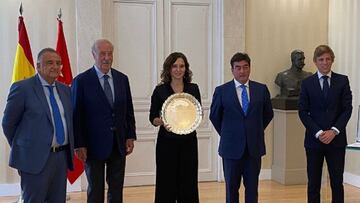 Ayuso ensalza a Del Bosque por unir a España "en un objetivo común"