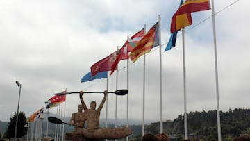 El emocionante izado de banderas, para calentar el Descenso del Sella