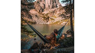 Si te gusta acampar deberías tener esta hamaca impermeable que puedes montar en un minuto