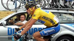 Lance Armstrong rueda junto a Johan Bruyneel durante una etapa del Tour de Francia.