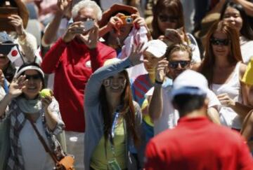 Aficionadas del japonés Kei Nishikori celebran su victoria ante el francés Jeremy Chardy.