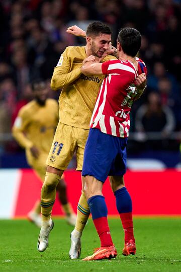 El árbitro Munuera Montero muestra la cartulina roja a ambos jugadores por enzarzarse en una pelea.