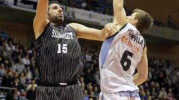 Álex Mumbrú, durante un partido con el Bilbao Basket esta temporada.