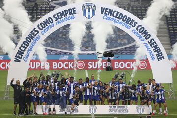 Matheus Uribe y Luis Díaz consiguieron con el Porto el título de la Primeira Liga al vencer 2-0 al Sporting de Lisboa. Los dirigidos por Sergio Conceicao pudieron celebrar faltando dos jornadas por disputarse. 