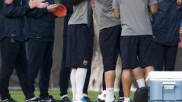 Dani Alves y Pinto se abrazan.