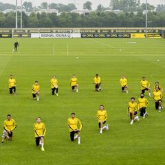 El Borussia Dortmund, rodilla en tierra contra el racismo