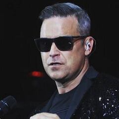 El estrafalario look de Robbie Williams en el desfile de Armani