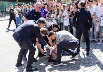 El equipo de seguridad tuvo que parar a un aficionado que se saltó el cordón de seguridad en la llegada del Real Madrid. 