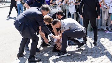 El equipo de seguridad tuvo que parar a un aficionado que se saltó el cordón de seguridad en la llegada del Real Madrid. 