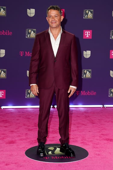 Alejandro Sanz posa en la alfombra roja de los premios 'Lo Nuestro' celebrados en el Kaseya Center de Miami.