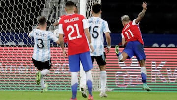 Messi abrió el marcador con un gran tiro libre pero luego la Albiceleste bajó mucho su rendimiento y Varga igualó en el rebote de un penal errado por Vidal.