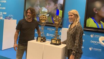 Ada Hegerberg y Carles Puyol, en el sorteo de la Danone Nations Cup.