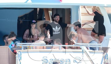 Messi, Luis Suárez y Cesc en sus vacaciones familiares en Ibiza.
 