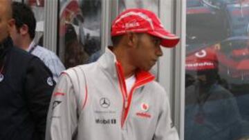 <b>COMPETENCIA.</b> El piloto inglés considera que sus rivales le intentan presionar también fuera de la pista.