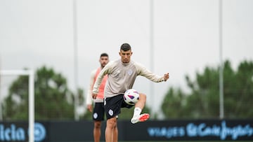 El central Carlos Domínguez controla el balón ante la mirada de Unai Núñez en un entrenamiento del Celta.