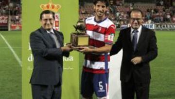 Diego Mainz recogiendo el trofeo de la Diputación de Granada.