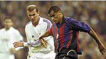 <B>CRACKS.</B> Zidane y Rivaldo frente a frente. Dos símbolos de nivel mundial. Es un partido sin parangón.
