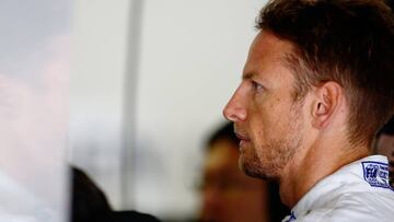Jenson Button en el box de McLaren en Rusia.