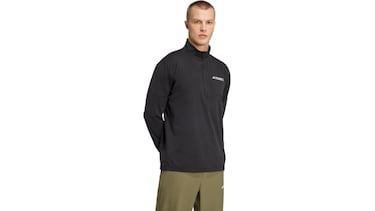 Adidas tiene una de las mejores camisetas de manga larga para ir a la montaña: es ligera, elástica y no huele