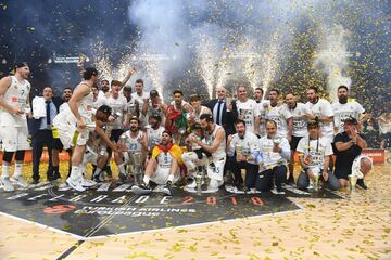 Los blancos conquistaron la Euroliga tras tumbar al Fenerbahçe de Obradovic en un durísimo partido.
