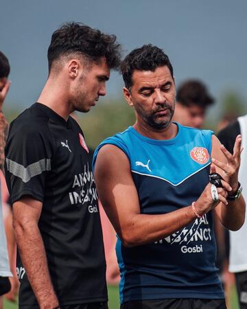 Michel charla con Arnau durante un entrenamiento del Girona.