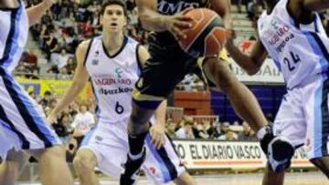 <b>FENOMENAL. </b>Louis Bullock jugó sólo 14 minutos, pero le sobró tiempo para cuajar un gran partido. Fue importante en el despegue blanco.