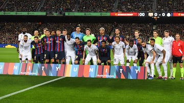 Los jugadores de Barcelona y Real Madrid posan para una campaña contra el racismo antes del último Clásico de Liga, disputado el 19 de marzo de 2023 en el Camp Nou.