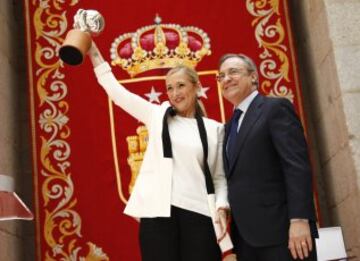 La plantilla del Real Madrid fue recibida en la sede de la Comunidad de Madrid por Cristina Cifuentes.