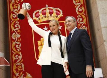 La plantilla del Real Madrid fue recibida en la sede de la Comunidad de Madrid por Cristina Cifuentes. 