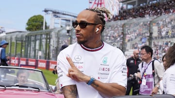 Suzuka (Japan), 24/09/2023.- British Formula One driver Lewis Hamilton of Mercedes-AMG Petronas gestures during the drivers parade ahead of the Formula One Japanese Grand Prix at Suzuka Circuit racetrack in Suzuka, Japan, 24 September 2023. (Fórmula Uno, Japón) EFE/EPA/FRANCK ROBICHON
