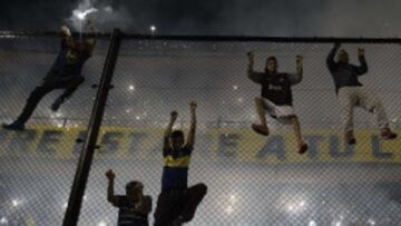 TOPSHOTS
Argentina's Boca Juniors supporters cheer for their team during their Copa Libertadores 2015 round before the quarterfinals second leg football match between Argentina's Boca Juniors and Argentina's River Plate at the "Bombonera" stadium in Buenos Aires, Argentina, on May 14, 2015. AFP PHOTO / JUAN MABROMATA